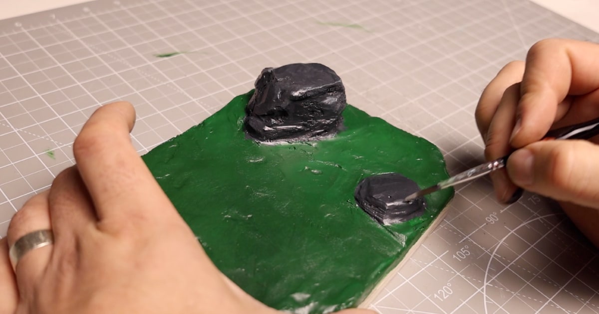 Painting The Diorama Base - Green for the Grass / Grey for the Rocks